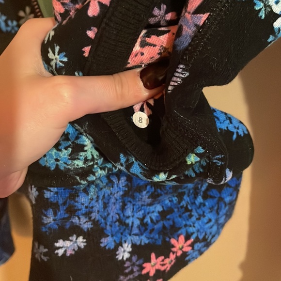 Gorgeous floral LULULEMON sweater in excellent condition - Picture 6 of 6